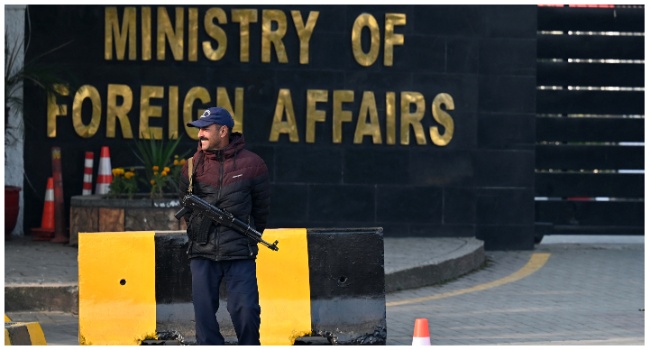 A Pakistani police officer stands guard outside the Ministry of Foreign Affairs in Islamabad on January 18, 2024. Pakistan said on January 18 it had carried out strikes against militant targets in Iran, after Tehran launched attacks on Pakistani territory earlier this week. (Photo by Aamir QURESHI / AFP)