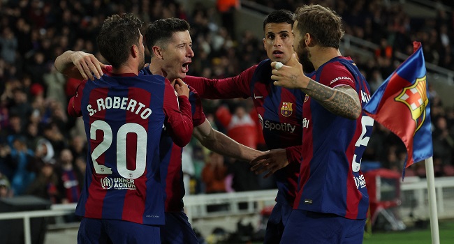 Lewandowski Treble Fires Barca To Valencia Win