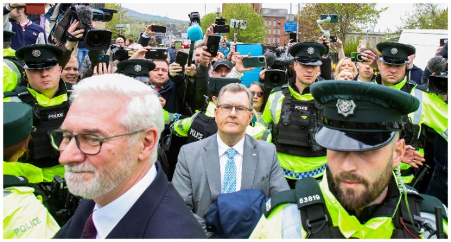 Former leader of Northern Ireland's main pro-UK unionist party Jeffrey Donaldson (C), surrounded by police officers, leaves the court in Newry, Northern Ireland, on April 24, 2024 after appearing in a case over alleged sex offences that have rocked the region's politics. (Photo by PAUL FAITH / AFP)