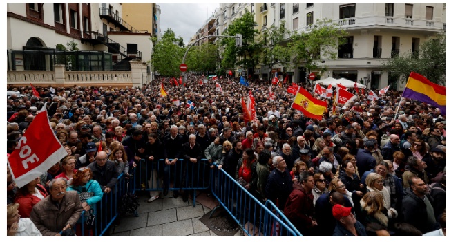 Supporters gather during a demonstration called in support of the Spanish Prime Minister, in front of the PSOE party headquarters in Madrid, on April 27, 2024.(Photo by OSCAR DEL POZO / AFP)