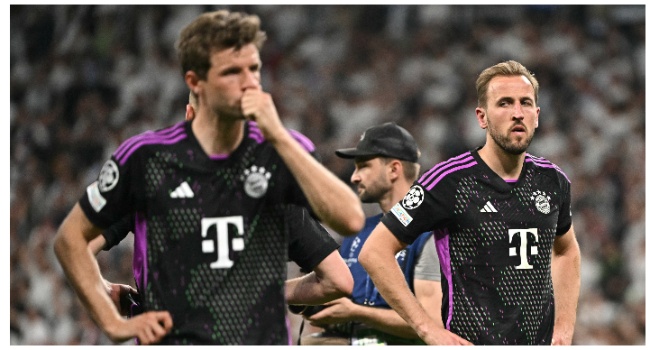 TOPSHOT - Bayern Munich's English forward #09 Harry Kane and teammates react to their defeat after the UEFA Champions League semi final second leg football match between Real Madrid CF and FC Bayern Munich at the Santiago Bernabeu stadium in Madrid on May 8, 2024. (Photo by JAVIER SORIANO / AFP)