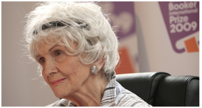 Canadian author Alice Munro speaks to the media as she receives her Man Booker International award at Trinity College Dublin, in Dublin, Ireland, on June 25, 2009.(Photo by PETER MUHLY/AFP)