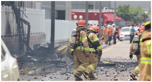 Firefighters work to extinguish a fire at a lithium battery factory in Hwaseong on June 24, 2024. (Photo by YONHAP / AFP) 