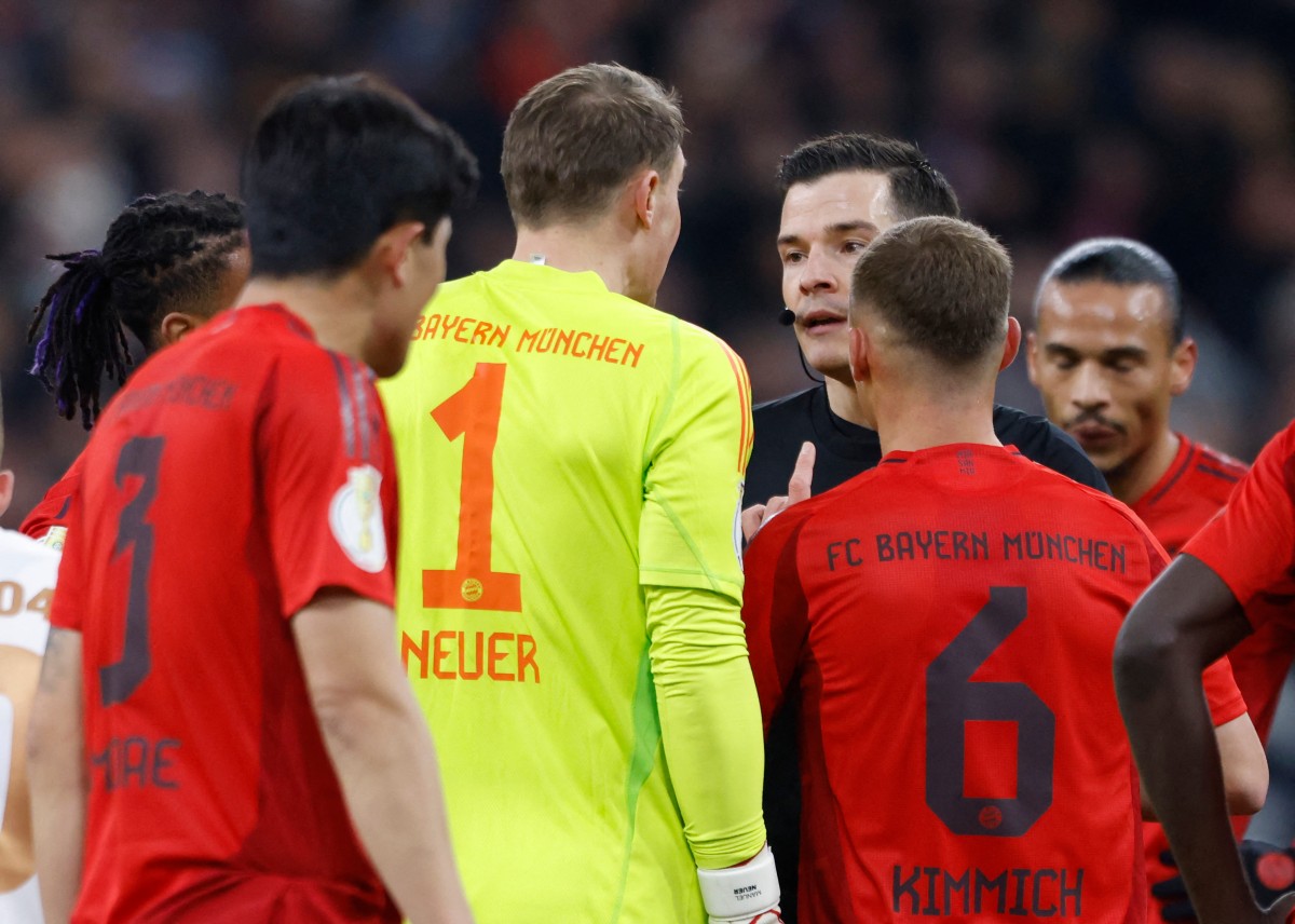 Bayern’s Manuel Neuer gets FIRST Red card 
