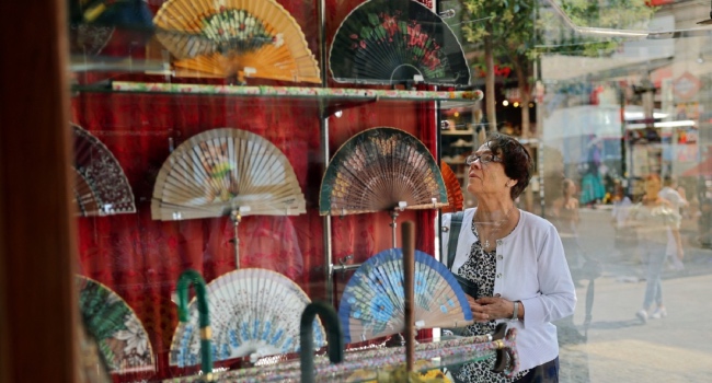 Passion For Hand Fans Sizzles In Burning Spanish Heat