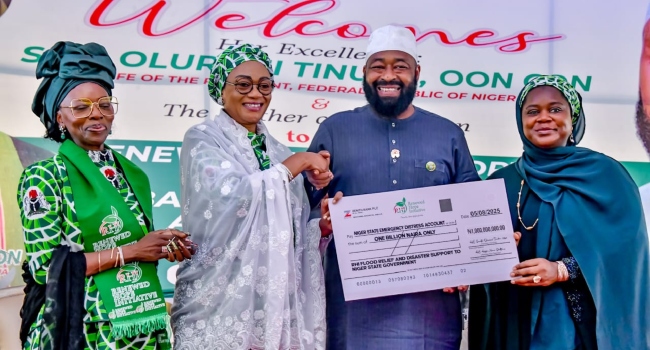 First Lady Donates ₦1bn, Relief Materials To Disaster Victims In Niger State