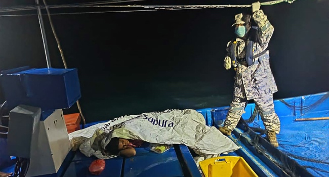 One Dead, 10 Rescued After Boat With 90 Migrants Sinks