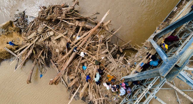 Indonesia Flood Death Toll Passes 1,000 — Rescuers