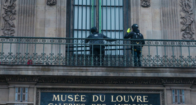 Louvre Installs Bars Over Robbed Gallery Window