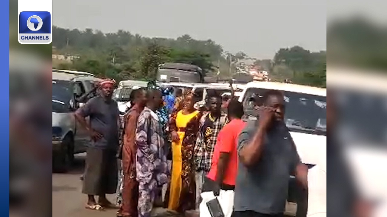 Ondo Residents Block Akure/Owo Expressway, Protest Abduction Of Worshippers