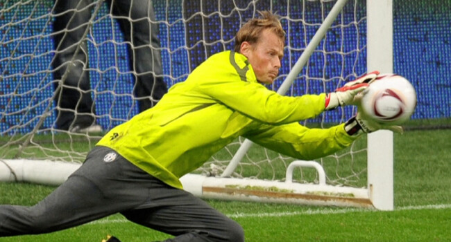 Arsenal Ex-Goalkeeper Manninger Dies After Car Struck By Train