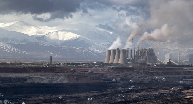 Over 50 Countries Gather For First-Ever Conference On Fossil Fuel Exit