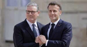 France's President Emmanuel Macron (R) greets Britain's Prime Minister Keir Starmer as he arrives to co-chair a meeting of allies to consider sending a multinational force to ensure security and free-flowing trade in the Strait of Hormuz on April 17, 2026.