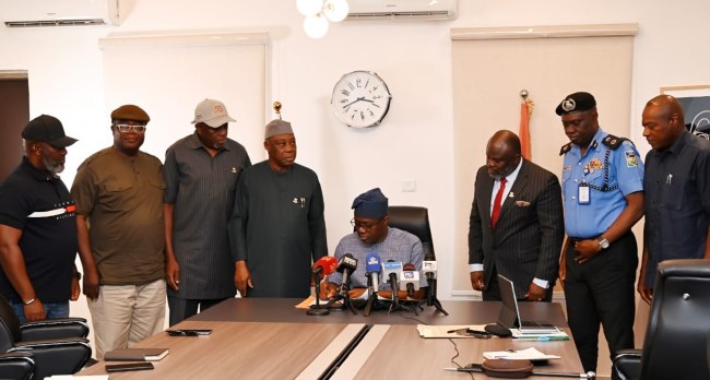 INSECURITY: Makinde Signs Executive Order On Local Security Regulation In Oyo