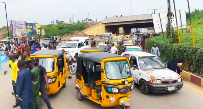 Demonstrators Block Iwo Road Traffic Demanding Release of Kidnapped Oyo Schoolchildren and Teachers